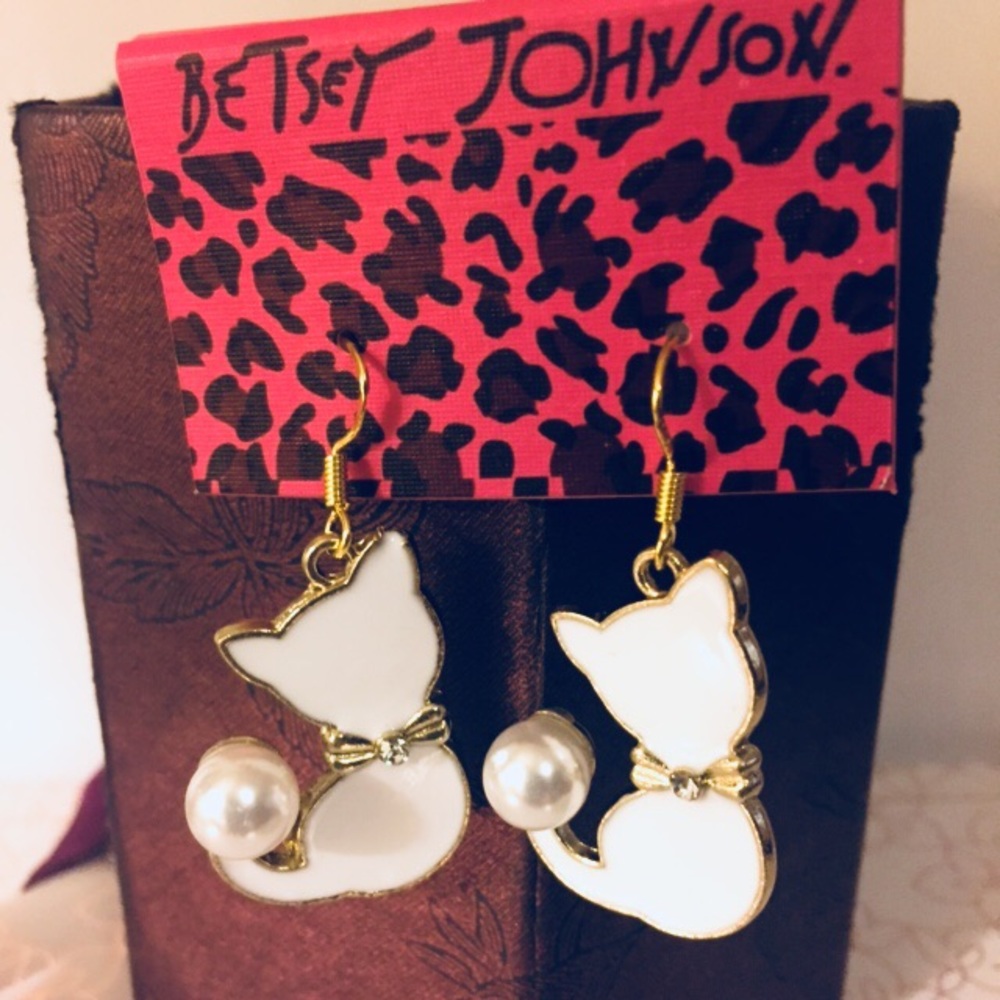 Betsey Johnson White Cat Earrings - Picture 3 of 4